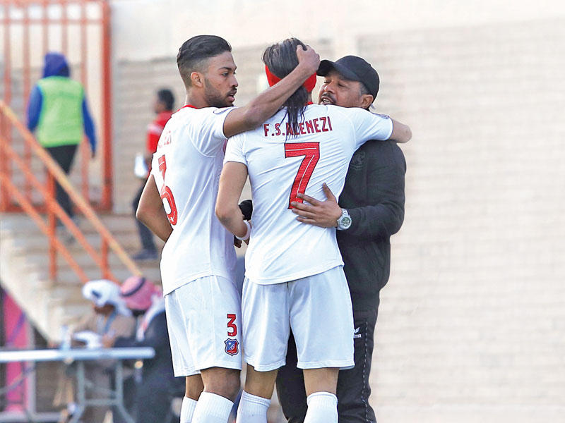 اللمدرب وليد نصار يحتفل مع اللاعبين في مباراة سابقة