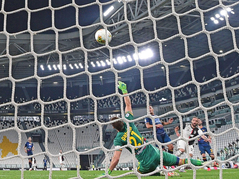 هيغواين نجم يوفنتوس يحرز هدفا في مرمى ليتشي