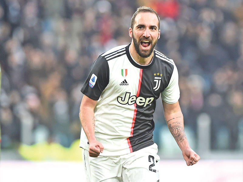 المهاجم الأرجنتيني غونزالو هيغواين