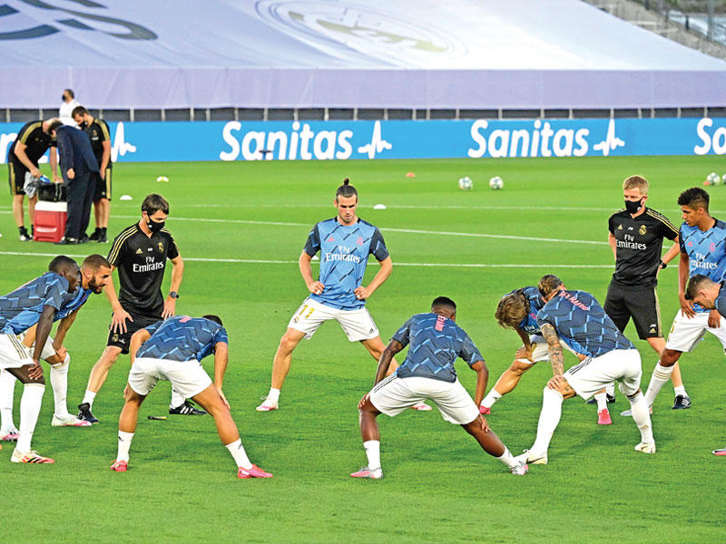 لاعبو ريال مدريد خلال الاحماء قبل مباراة سابقة