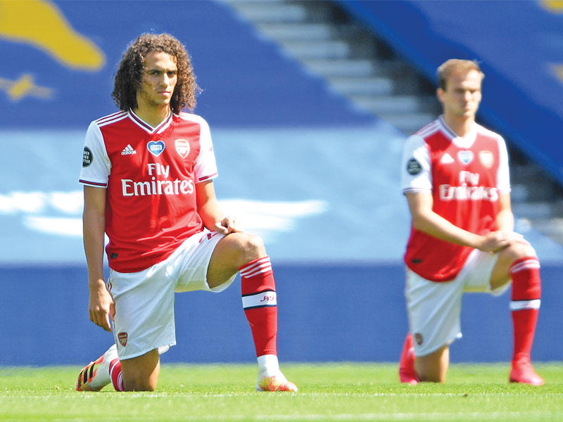 غيندوزو لاعب ارسنال قبل بداية مواجهة برايتون الماضية