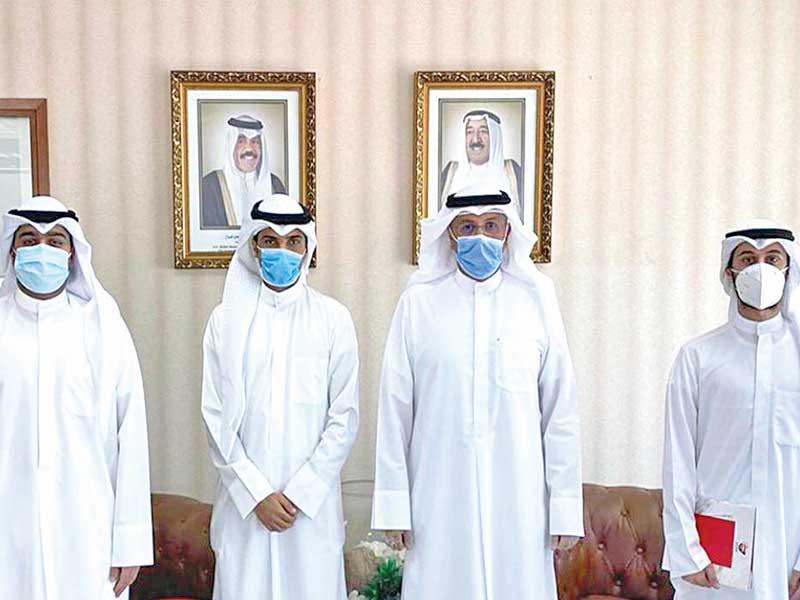 وكيل وزارة التعليم العالي د. صبيح المخيزيم متوسطا اعضاء الاتحاد الوطني لطلبة الكويت- فرع الولايات المتحدة الأميركية