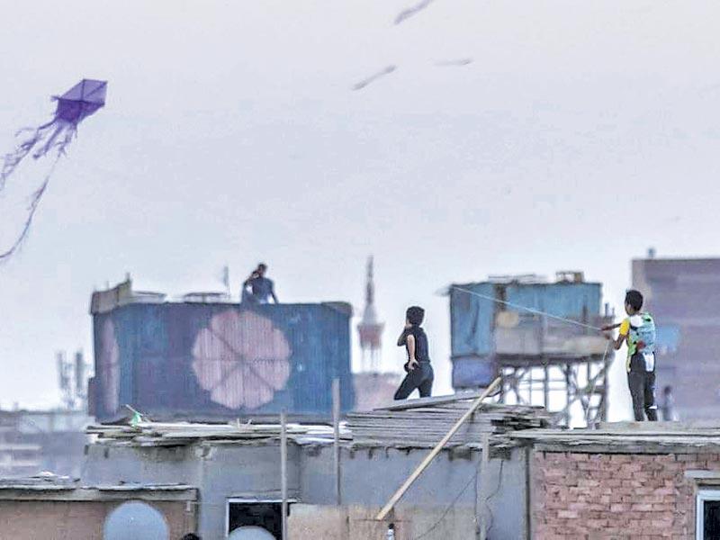 طائرته الورقية ألقته من فوق السطح