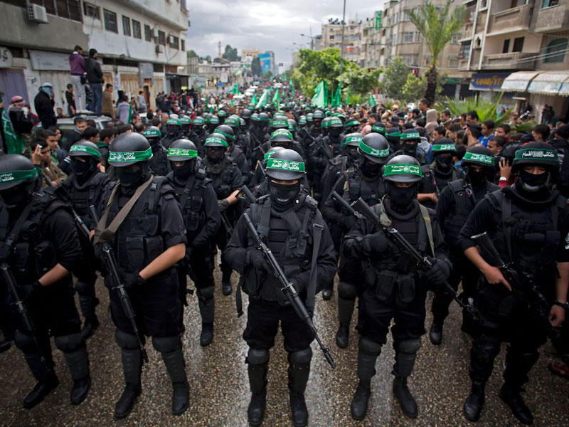 أعضاء حماس يعرضون مهاراتهم العسكرية خلال إحياء ذكرى المجموعة في مدينة غزة