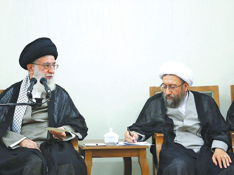 المرشد الإيراني الأعلى علي خامنئي  وصادق لاريجاني