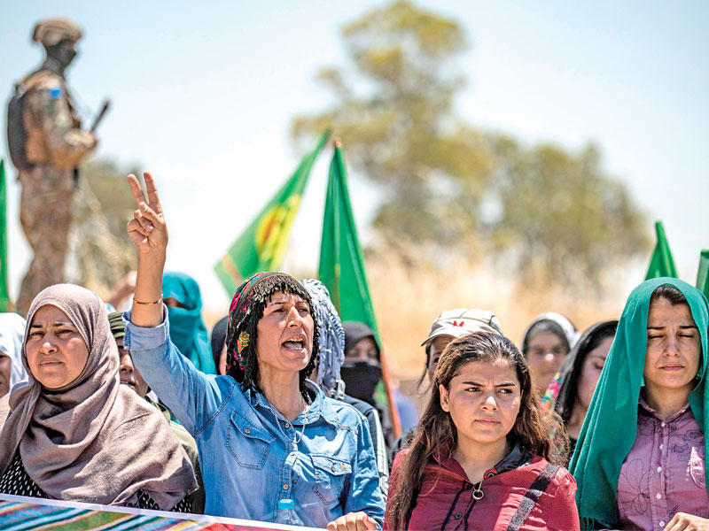 كرديات سوريات تتظاهرن أمام قاعدة عسكرية أميركية في الحسكة أمس الأول (أ ف ب)