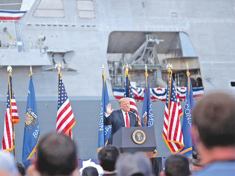 ترامب متحدثاً خلال زيارة لحوض بناء السفن العسكرية مارينيت في ويسكونسن يوم الخميس (أ ف ب)