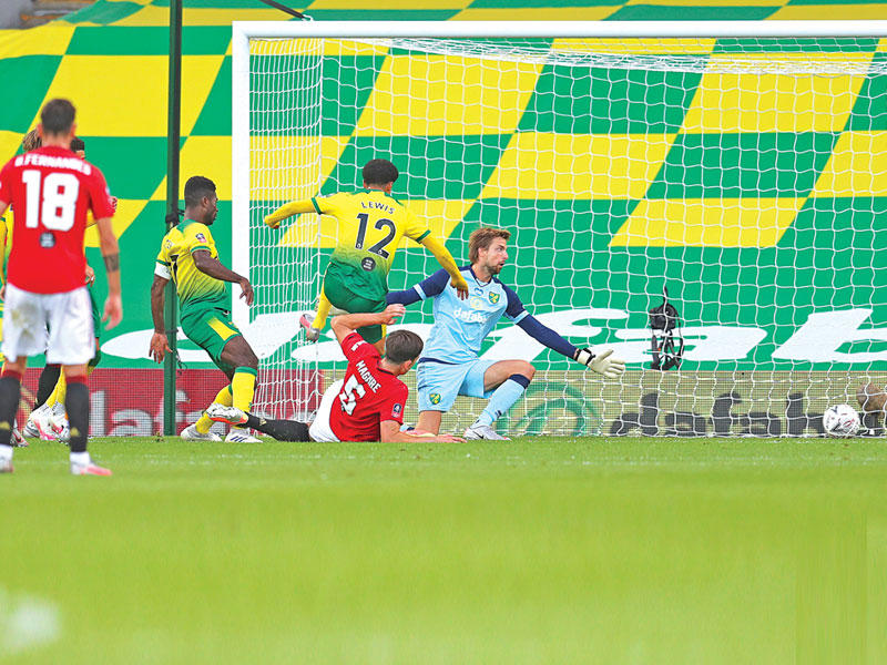 ماغواير نجم مان يونايتد يحرز الهدف الثاني في مرمى نوريتش