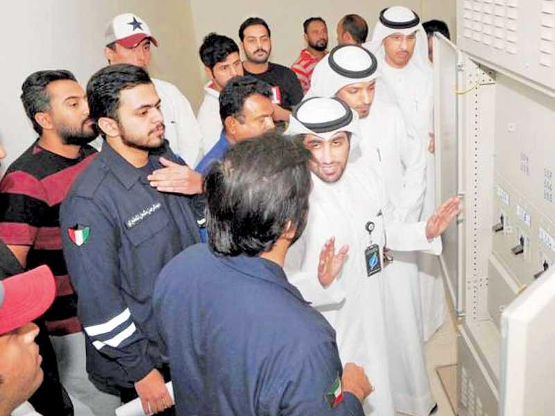 رئيس قسم التشغيل في مراقبة محافظة الفروانية، فيصل المستكي خلال تشغيل إحدى محطات «غرب عبدالله المبارك» 