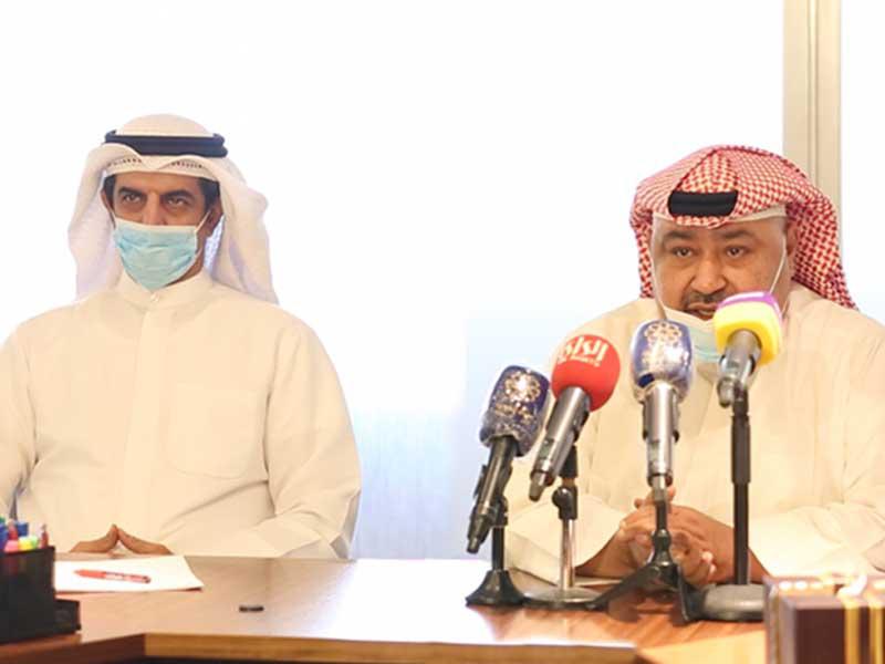  وكيل التعليم العام أسامة السلطان ووكيل قطاع المناهج والبحوث التربوية، صلاح الماجدي خلال المؤتمر الصحافي أمس