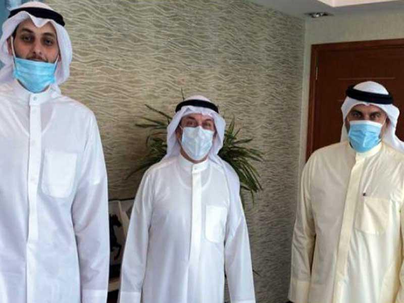  الأمين العام لمجلس الجامعات الخاصة، د. حبيب أبل متوسطاً رئيس رابطة طلبة جامعة الخليج للعلوم والتكنولوجيا (GUST) طلال الصقر ونائب رئيس الرابطة عبدالله الكندري