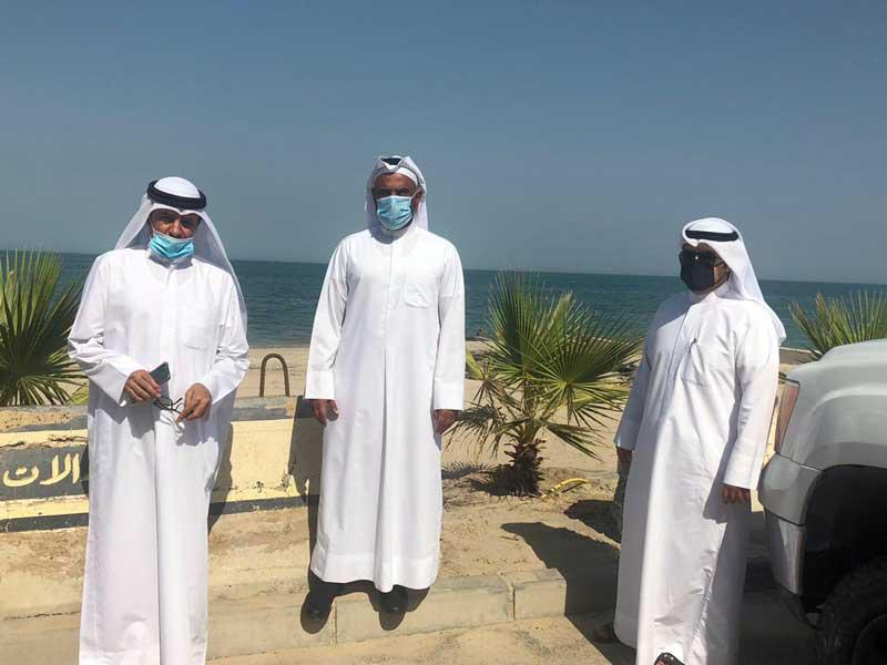 فريق بلدية حولي أمام أحد الحواجز الإسمنتية