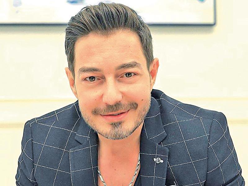 الفنان أحمد زاهر