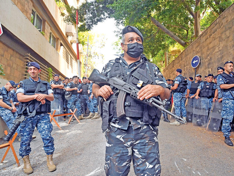 إجراءات أمنية مشددة في محيط الخارجية اللبنانية في بيروت أمس (اي بي ايه)