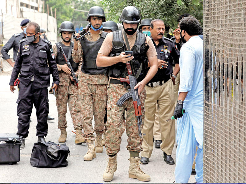 عناصر من القوات الخاصة بعد انتهاء الهجوم أمس (رويترز)