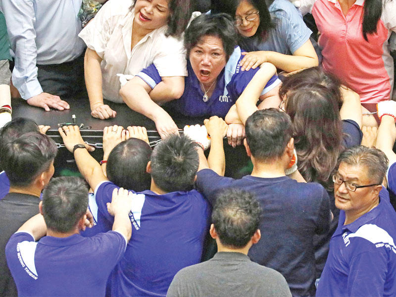 احتل  حزب المعارضة الرئيسي في تايوان مبنى البرلمان في الساعات الأولى من صباح أمس