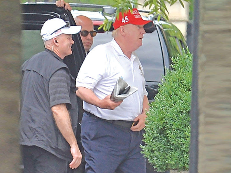 ترامب يعود للبيت الأبيض قادماً من نادي الغولف في فيرجينيا أمس الأول   (إي بي إيه)