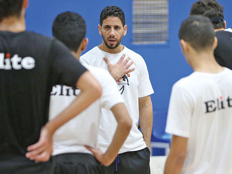 المدرب الوطني طلال القلاف يوجه اللاعبين في تدريب سابق