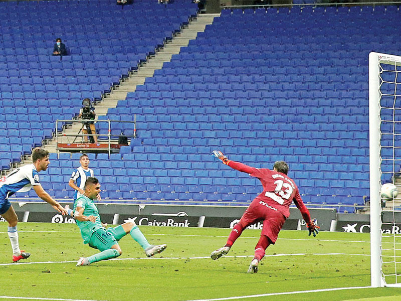 كاسيميرو نجم الريال يحرز هدفا في مرمى اسبانيول