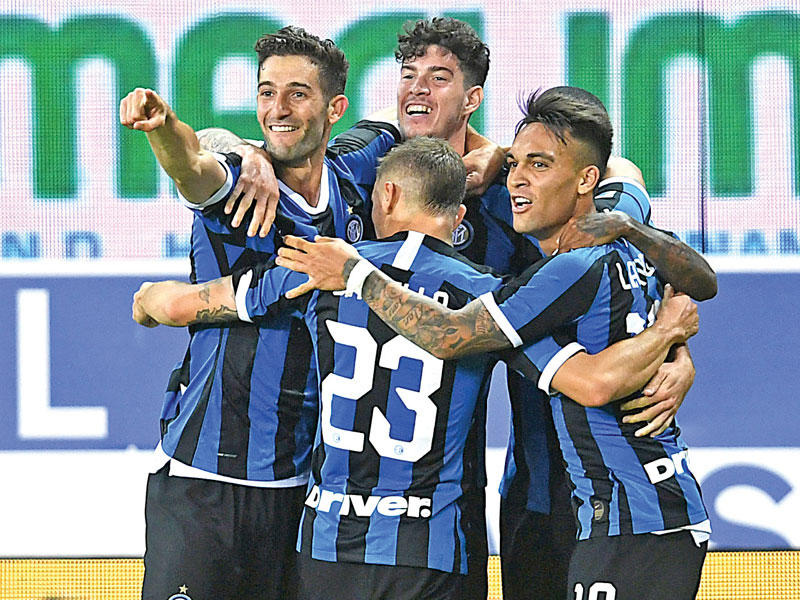 فرحة لاعبي الإنتر بعد إحراز الهدف الثاني في مرمى بارما