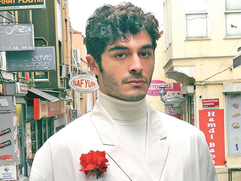 النجم التركي ​بوراك دينيز