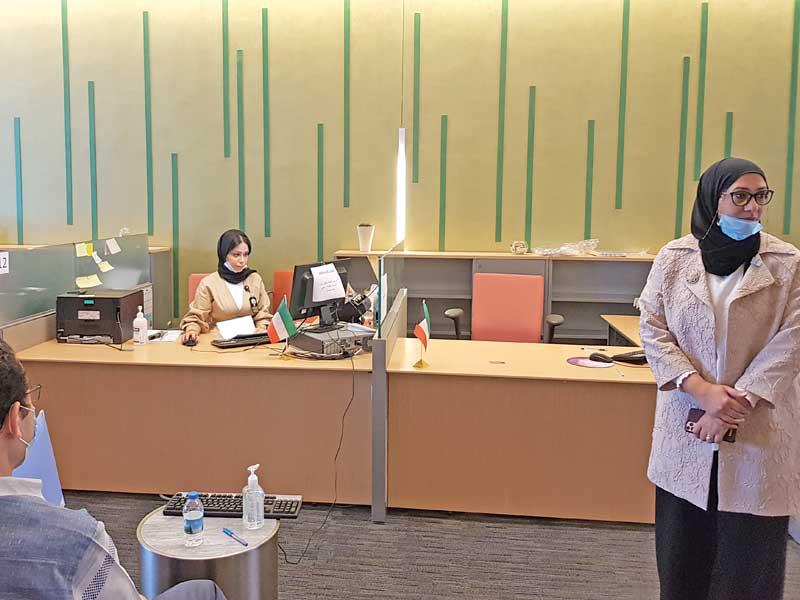 الوكيلة المساعدة للشؤون الإدارية والتدريب بوزارة التربية رجاء بوعركي اثناء تفقدها عمل صالة المراجعين بالتربية أمس