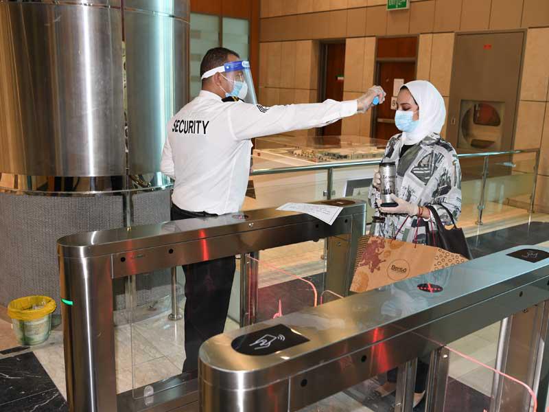 قياس درجة حرارة إحدى الموظفات في مبنى التطبيقي