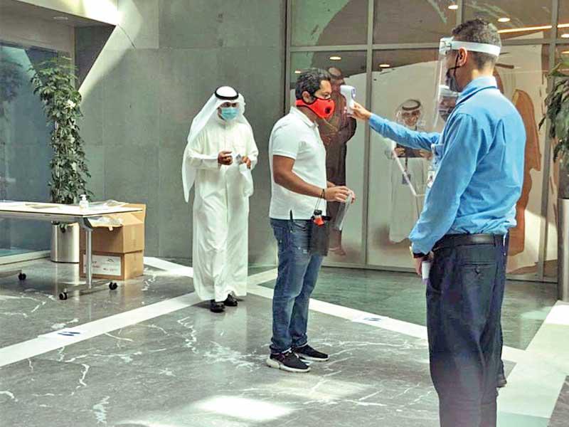 قياس الحرارة عند مدخل الهيئة 