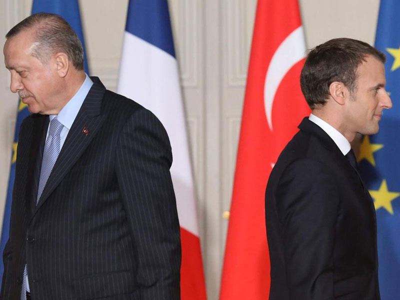 الرئيس الفرنسي إيمانويل ماكرون والرئيس التركي رجب طيب أردوغان بعد اجتماع في قصر الإليزيه في باريس