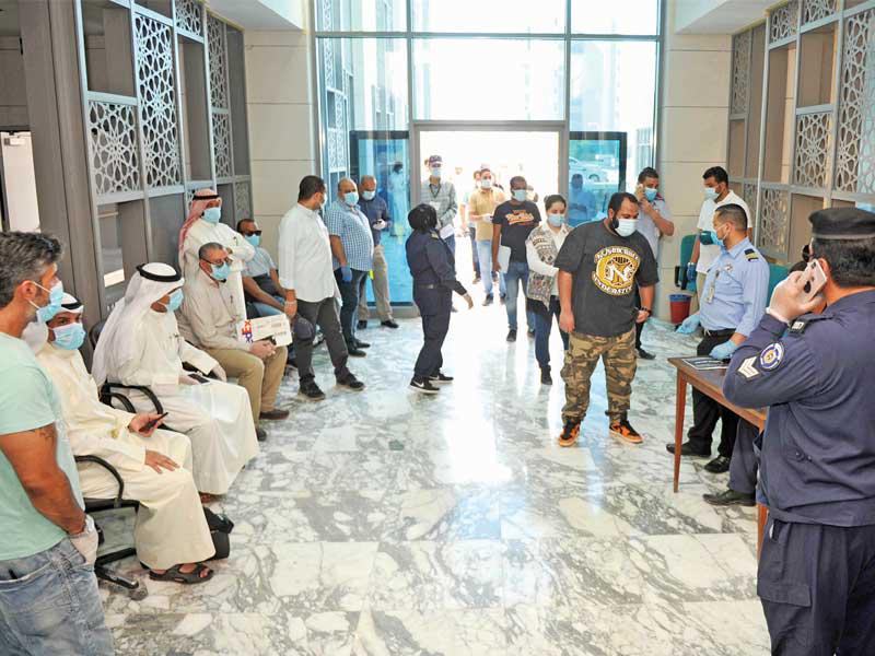 مراجعون في مجمع الوزارات       (المصورون: نوفل إبراهيم وعبدالله الخلف وعوض التعمري وميلاد غالي وجورج ريجي)