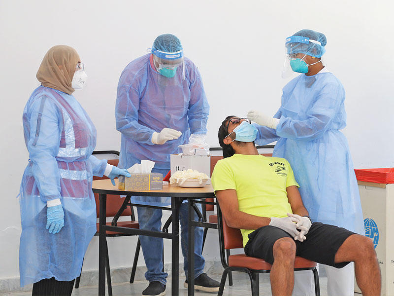 جانب من الفحص وإجراء المسحات