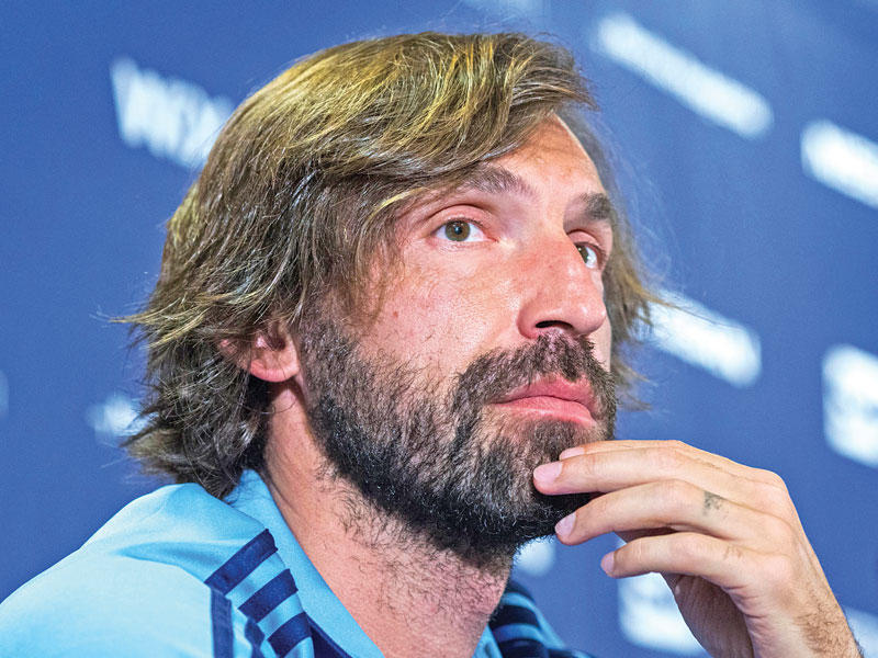 النجم السابق لكرة القدم الإيطالية أندريا بيرلو 