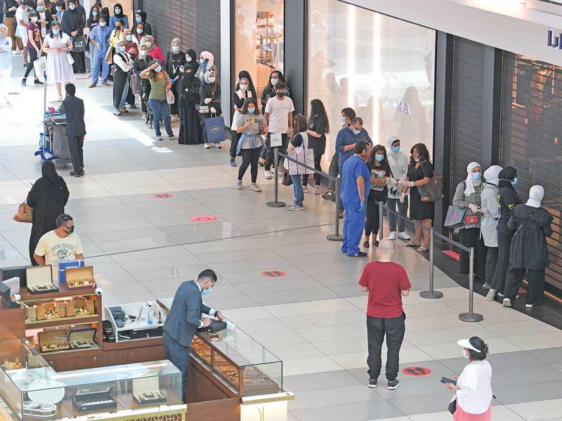 ازدحام أمام بعض المحلات في الأفنيوز