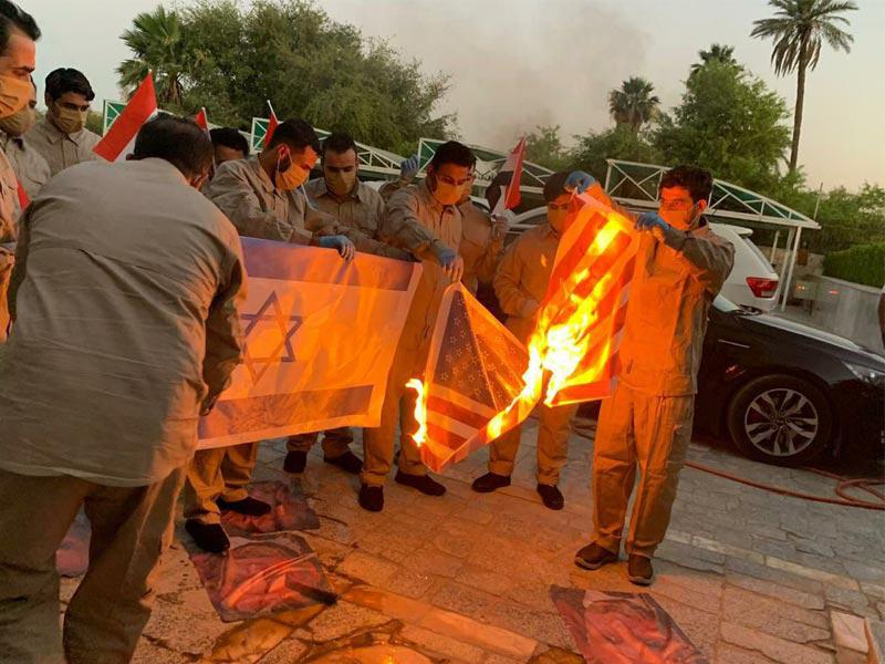 عناصر حزب الله يدوسون صور الكاظمي ويحرقون أعلاما إسرائيلية وأميركية