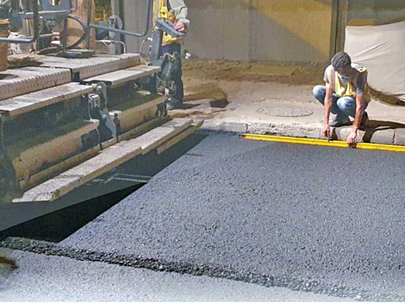 فرش الأسفلت بالمناطق الداخلية 