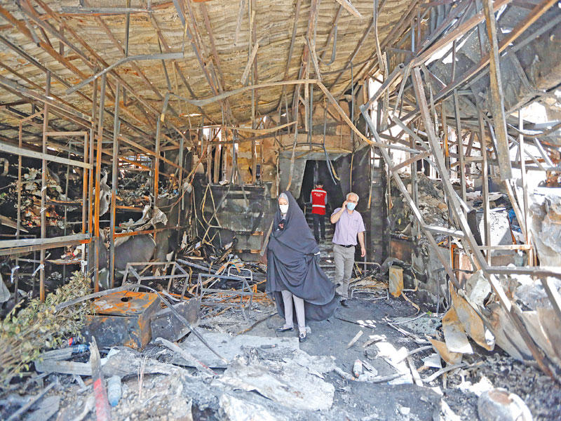 جانب من الدمار في مركز «سينا أطهر» الذي تعرض لانفجار أمس الأول أسفر عن مقتل ١٩ شخصاً  (إي بي أيه)