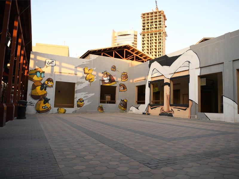 جانب من إبداع أحد الفنانين في سوق المباركية. (تصوير عوض التعمري)