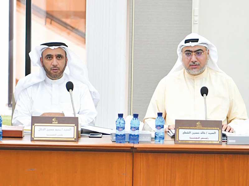 النائب خالد الشطي والنائب محمد الدلال في اجتماع سابق للجنة التشريعيةt(أرشيف)