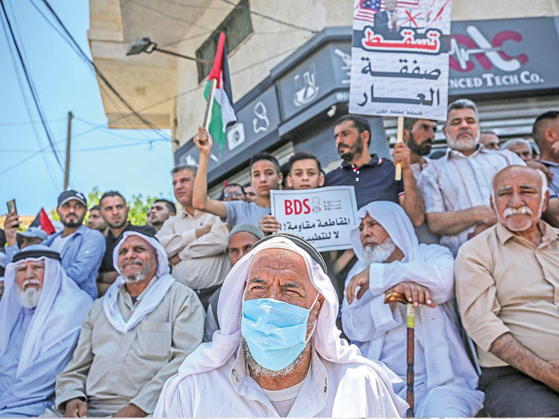 فلسطينيون يتظاهرون ضد «الضم» في غزة أمس (إي بي أيه) 