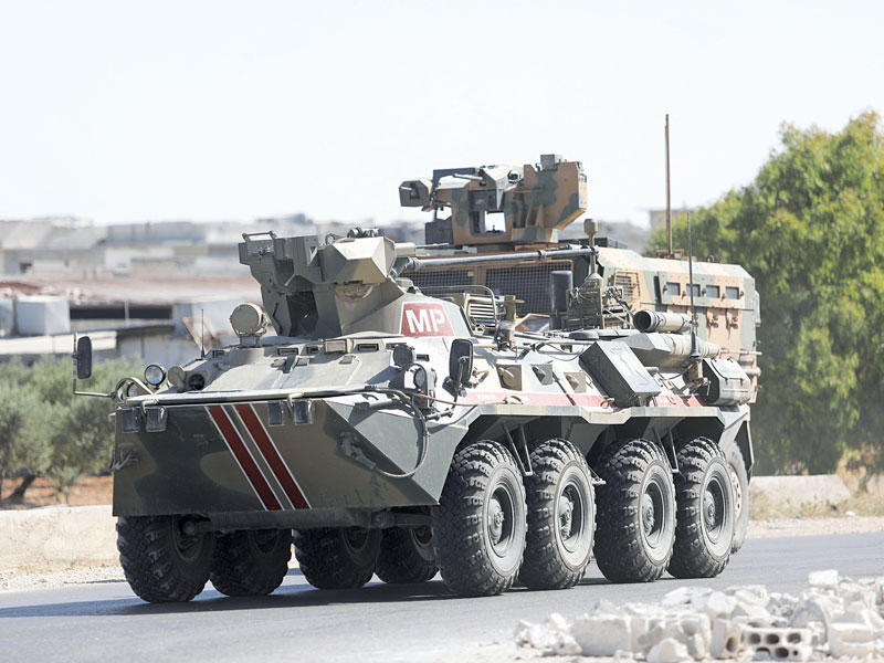 دورية روسية- تركية على طريق M4 في إدلب أمس      (أ ف ب)