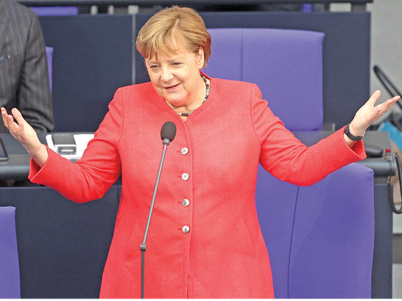 المستشارة أنجيلا ميركل في البوندستاغ أمس (أ ف ب)