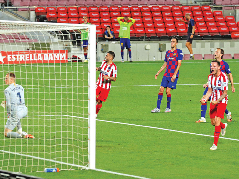 ساؤول نجم أتلتيكو يحتفل بالهدف الثاني في مرمى برشلونة