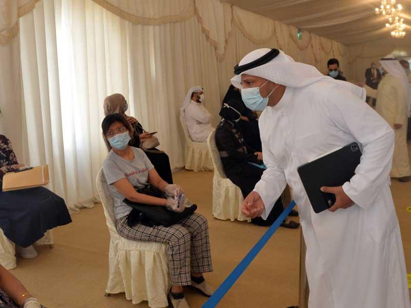 وكيل ديوان الخدمة المدنية بدر الحمد مستمعاً لإحدى المراجعات 