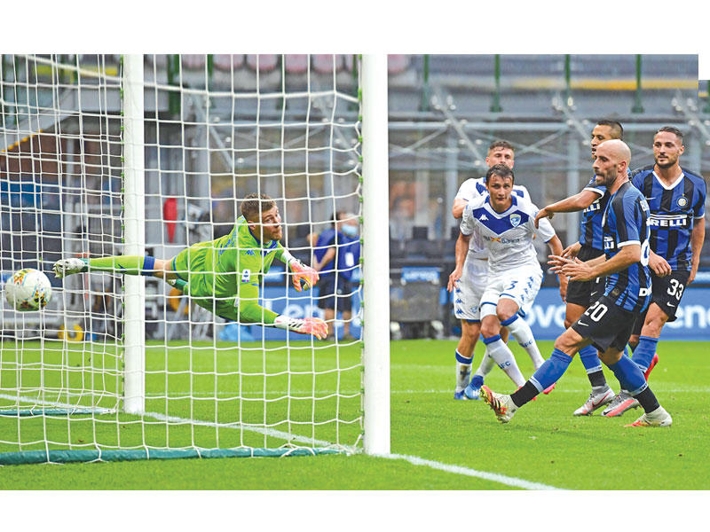 دي أمبروسيو نجم الإنتر يحرز الهدف الثالث في مرمى بريشيا