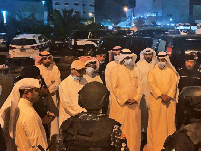 وزير الداخلية أنس الصالح يستمع إلى شرح عن الحادثة من قائد قوة الاقتحامn