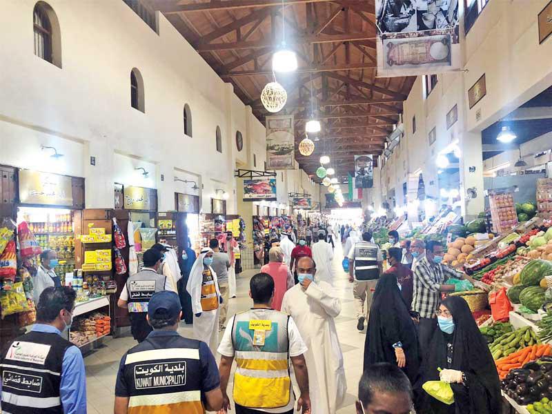 أحد أسواق المباركية كما بدا أمس 