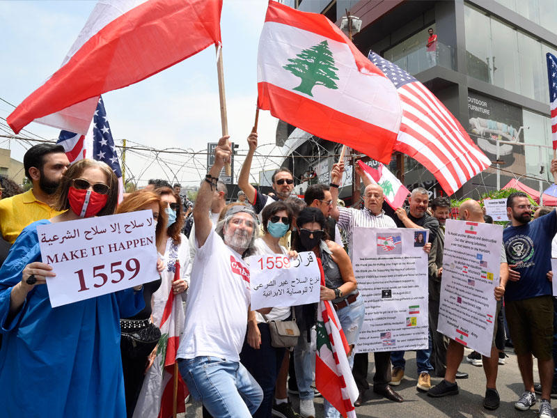 لبنانيون يتظاهرون قرب السفارة الأميركية في بيروت أمس (اي بي ايه)