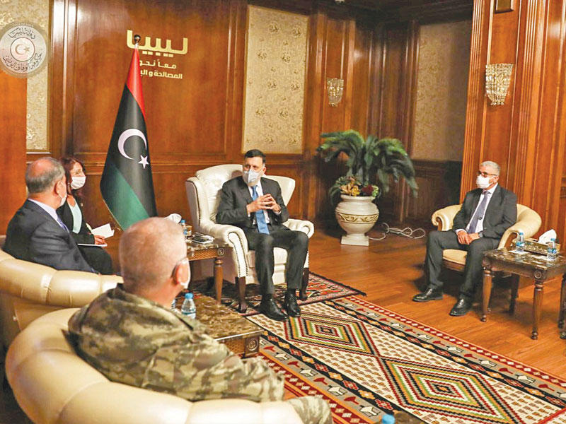 فايز السراج مستقبلاً آكار في طرابلس أمس الأول (رويترز)