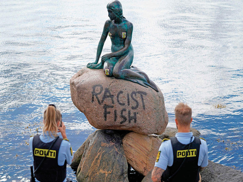 تعرض تمثال الحورية الصغيرة في كوبنهاغن للتخريب