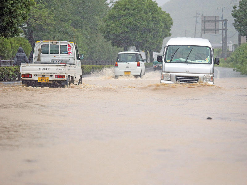 أمطار غزيرة تسببت في سيول وفيضانات وانهيارات أرضية في اليابان